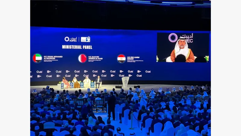 على هامش مشاركته بـ (أديبك) ... سهيل المزروعي 189 مليار درهم استثمارات في مشاريع الطاقة النظيفة 